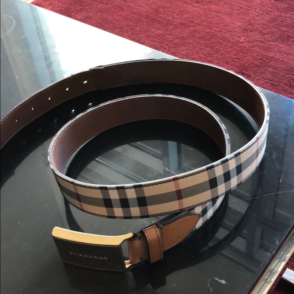 9/10 Burberry belt used lightly it fits size 36-40
